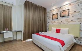 Reddoorz Plus At Riverside Malang